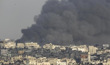 Smokes rises during an Israeli ground offensive in the east of Gaza City July 23, 2014.