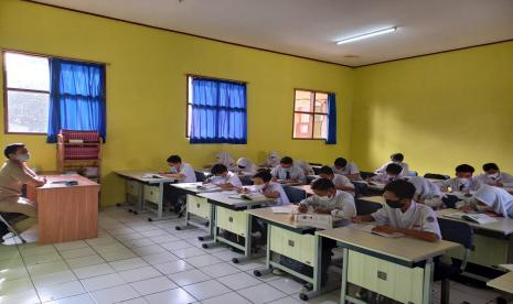 SMP 43 Kota Bandung mulai menjalankan pembelajaran tatap muka (PTM) dengan kehadiran 100 persen, Senin (10/1). Sebanyak 330 sekolah di Kota Bandung berbagai jenjang mulai melaksanakan PTM 100 persen.