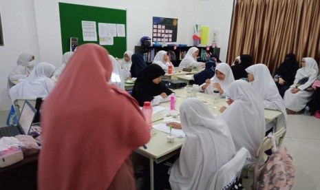 SMP Al Imam Islamic School menggelar PVC yang mengajak orang tua belajar di kelas