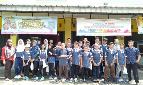 SMP Cipta Cendikia fieldtrip ke kantor Klinik Pendidikan MIPA (KPM).