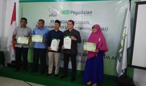 SMP IT Luqmanul Hakim jalin kerja sama dengan Pegadaian Syariah.