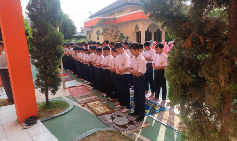 SMP Juara Bandung menggelar Shalat Istisqa.