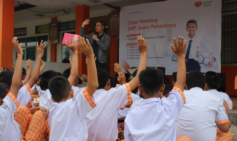 SMP Juara Pekanbaru ikut kegiatan motivasi mengenai entrepreneur.