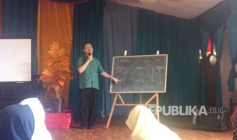  SMP Kreatif iHAQi kembali mengadakan Workshop Menulis Kreatif dengan pemateri Uda Akmal N Basral, beliau adalah penulis novel terkenal sang pencerah dan naga bonar 2, 