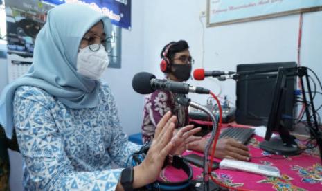 SMP Negeri 4 Glenmoredi Desa Margomulyo, Kabupaten Banyuwangi memanfaatkan radio untuk belajar jarak jauh. Kepala SMPN 4 Glenmore, Sapto Orbayani dan para guru mencoba mencari inovasi lain agar anak tetap bisa belajar selama pandemi Covid-19. Bersama para guru dan dukungan wali murid, sekolah akhirnya mendirikan radio komunitas yang diberi nama Pamor Radio Education.