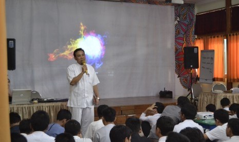 SMP Salman Al Farisi dan Aman Palestin Indonesia (API) menggelar acara nonton bareng Film The Power Of Love 2: Hayya di Komplek Kampus Salman Al Farisi, Kecamatan Coblong, Kota Bandung, Jumat (24/1).