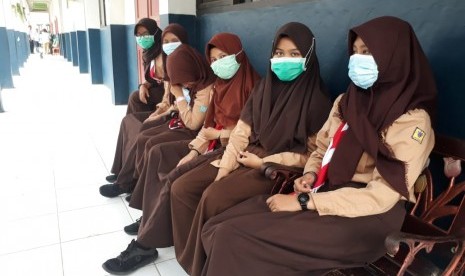 SMPN 20 Depok. Siswa diduga terkena suspeck Hepatitis A. Ada 41 siswa yang diduga terkena suspeck Hepatitis A.