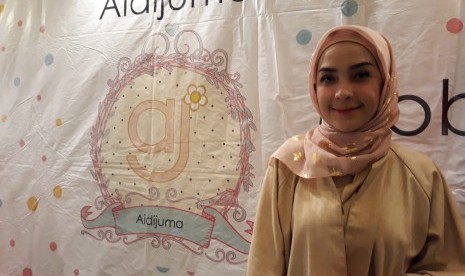 Social Media Influencer, Hamidah Rachmayanti, memberikan tips mengenakan hijab di acara Hijup Ramadhan Festival