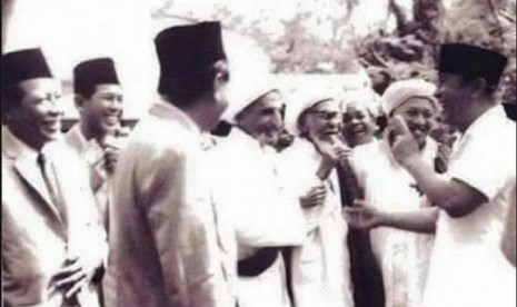 Soekarno bersendau gurau dengan Habib Ali bin Abdurrahman Alhabsy (Habib Kwitang) serta sejumlah habaib.