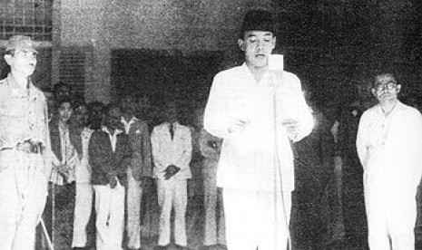 Soekarno-Hatta saat membacakan teks proklamasi 17 Agustus 1945