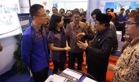 Soekarwo, Gubernur Jawa Timur, mengunjungi booth ZTE pada acara Jatim Expo