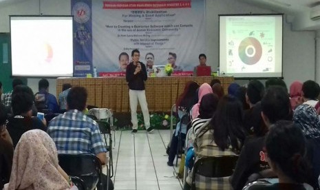 Sofian Hadiwijaya memberikan motivasi dan materi kepada para  mahasiswa pada seminar Internet Of Things di  Jakarta, Senin (30/5).