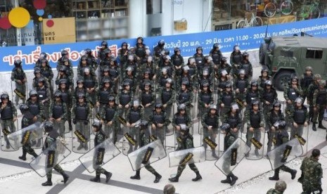 Soldiers take up positions to stop protests against military rule at a shopping district in central Bangkok June 1, 2014.