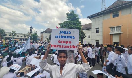 Solidaritas Santri Yogyakarta menggelar aksi di halaman depan Mapolda DIY, Selasa (29/10/2024). Hal itu dilakukan ntuk menyatakan solidaritas para santri sebagai buntut penusukan dua santri PP al-Munawwir Krapyak Yogyakarta. Aksi tersebut diikuti ribuan santri dari berbagai pondok pesantren di Yogyakarta.