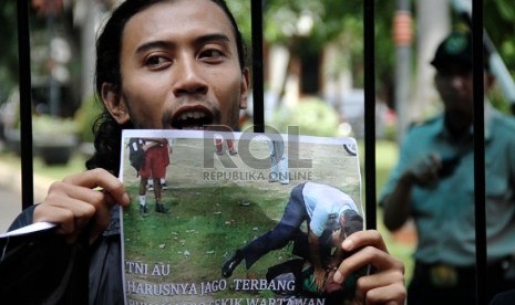  Solidaritas Wartawan Jakarta melakukan aksi keprihatinan di depan gedung Kemenkopolhukam, Jakarta, Rabu (17/10).  (Yasin Habibi)