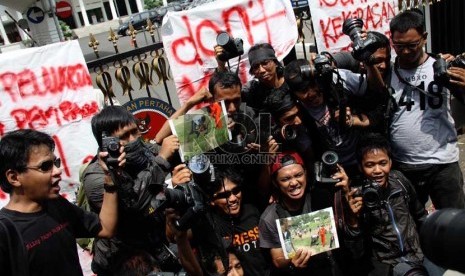  Solidaritas Wartawan Jakarta melakukan aksi keprihatinan di depan gedung Kemenkopolhukam, Jakarta, Rabu (17/10).  (Yasin Habibi)