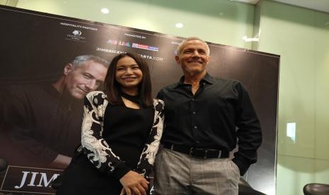 Solois Indonesia Rossa dan Delon serta penyanyi Amerika Serikat John Trones menjadi penampil spesial di konser Jim Brickman Live in Jakarta 2022 pada Sabtu (3/9).