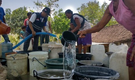 Solopeduli mendistribusikan bantuan air bersih bagi warga terdampak kekeringan di Kecamatan Jenar, Kabupaten Sragen, Jawa Tengah.