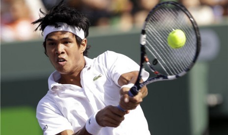 Somdev Devvarman, petenis asal India, membalikan pukulan petenis Serbia, Novak Djokovic, di laga turnamen tenis Sony Terbuka di Key Biscayne, Florida, Ahad (24/3). 