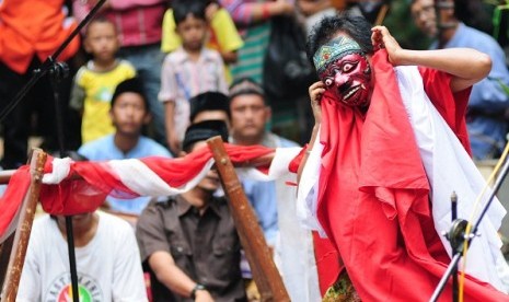 Some actors play Topeng Blantek in Betawi Culture Festival in Srengseng, West Jakarta, in June. (file photo)  