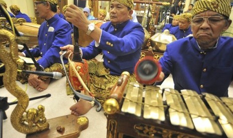 Memainkan musik gamelan (ilustrasi)