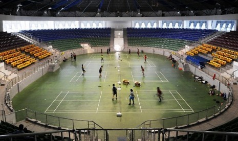 Some badminton players exercise in Pekan Baru, Riau. Indonesia's Ministry of Youth and Sports prepares a training program for world class competition, called Indonesia Emas or Golden Indonesia. (illustration)  