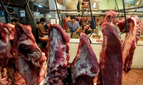 Some butchers sell beef in a traditional market in Jakarta. (illustration) 