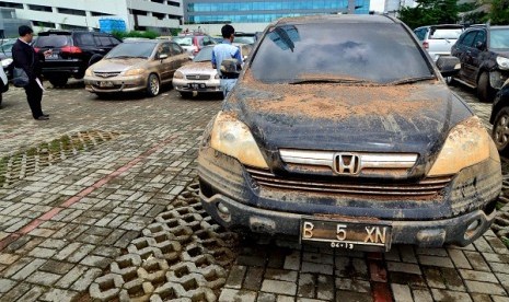  Some cars are evacuated from the basement of Plaza UOB in Jakarta on Tuesday. 