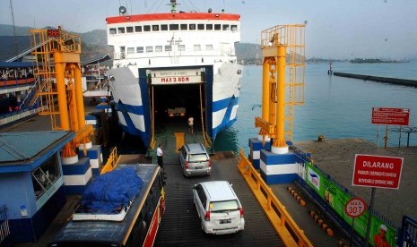 Some cars are on a queue to enter ferry in Port of Merak, before departing to Bakauheni in Sumatra, Tuesday.       