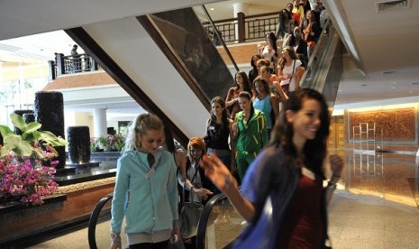 Some contestants of Miss World step on the elevator in Nusa Dua, Bali, on Saturday, September 7, 2013.  