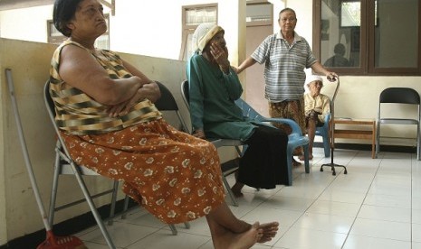 Some elders watch television in a living room of a care home. (illustration)