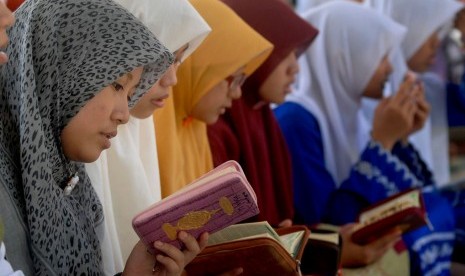 Some female students recite Quran in their Islamic boardinng school. West Java plans to build an ecotourism-based Islamic boarding school, where people can learn Islam in fun ways. (illustration)