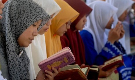 Some female students recite Quran in their Islamic boardinng school. (Illustration)