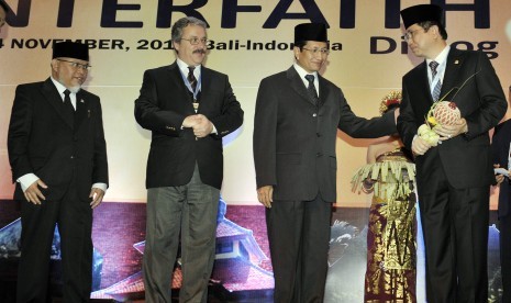 Some figures including the head of Organization of the Islamic Conference Member States (PUIC), Marzuki Alie (right), attend an interfaith dialogue in Nusa Dua, Bali. The event was opened on November 22.  