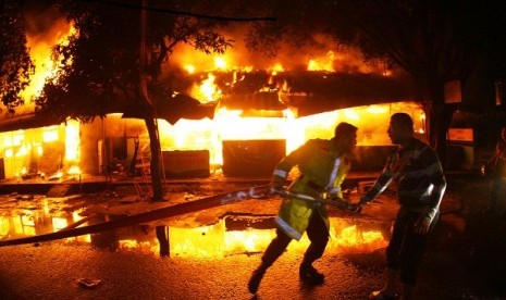 Some fire brigade officers tries to extenguish fire. (file photo)