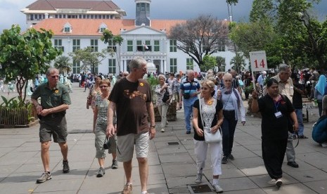 Some foreign tourists enjoy an old Ducth heritage buildings in Jakarta. Governor of Jakarta Joko Widodo plans to visit Malaysia to promote potential tourism in Jakarta. (illustration)  