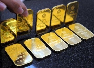 Some gold bars are on display in Jakarta. A dealer predicts, the price of the precious metal will rise to 2300 US dolar an ounce in 2012. 