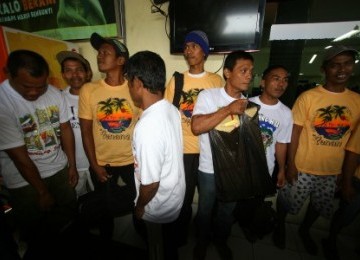 Some Indonesian fishermen arrive at Polonia airport last February, after serving five month in Malaysian detention center. They were accused over allegedly border violation. (photo file)