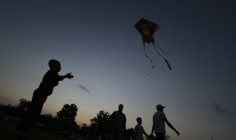 Some kids fly kites. (Illustration)