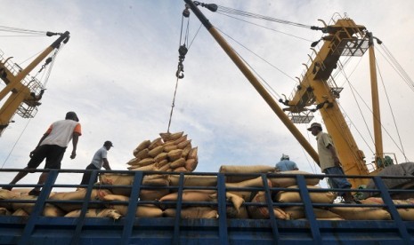 Some workers unload fertilizer from a cargo ship in a commercial port in Surabaya. (illustration)  