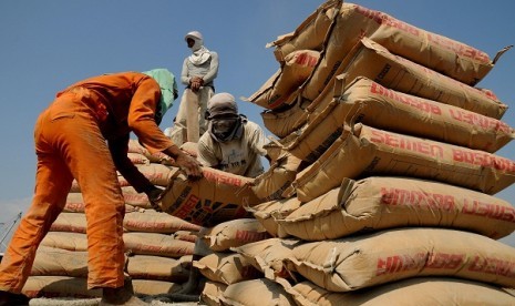 Some labors work unload cement cargo. Minister of Manpower and Transmigration Muhaimin Iskandar claims that the minimum wage for labors and workers in Indonesia has improved. 