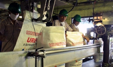 Some men operate cement bagging machine in PT Pupuk Kujang in Karawang, West Java. Government  uarantees gas supply for PT Petrokimia resik (Petrogas) and PT Pupuk Kujang as part of fertilizer revitalization. (file photo)