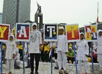 Some orphans celebrate Orphans' Day in Jakarta (illustration).   