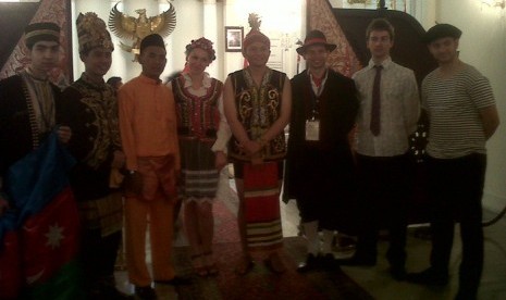 Some participants wear Indonesian traditional costumes during the opening of fellowship program in Jakarta on Tuesday, April 3.