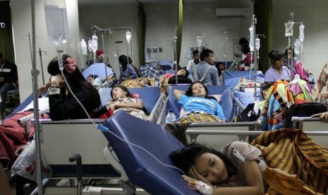 Some patients receive treatment in a hospital in Jakarta. Five state universities in Indonesia forms a consortium to strengthen global health policy. (illustration)