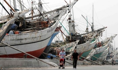 Some pinisi ships, traditional Indonesian sailing ships, anchor in Sunda Kelapa. (illustration)