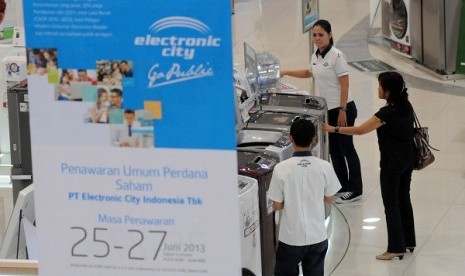 Some potential buyers visit an Electronic City outlet in Jakarta. (file photo)