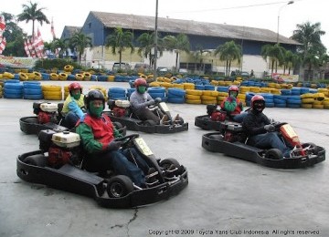 Some racers try to be the fastest at Speedy Karting (illustration).