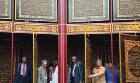 Some representatives of Parliamentary Union of the Organization of the Islamic Conference (PUIC) watches the giant Quran made by IGM modern boarding school in Palembang, South Sumatra.