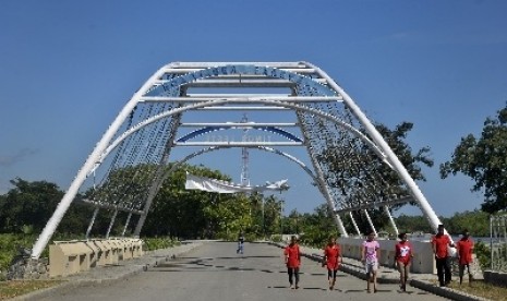 Some residents cross the bridge in Atapupu, the border between East Nusa Tenggara (Indonesia) and Timor Leste. (file photo)